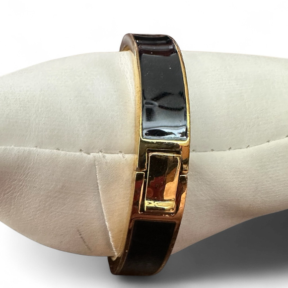 Kate Spade Black & Gold Spade Logo Hinge Bangle Bracelet 3038 - Picture 2 of 3